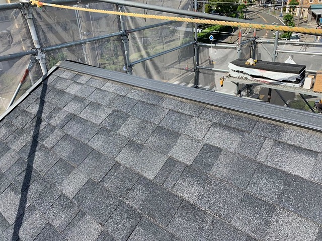 施工中の棟板金